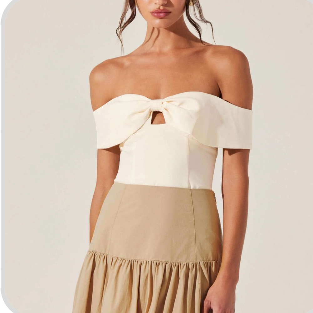 Telayna Off Shoulder Bow Top in off white